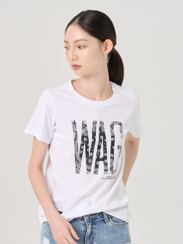 Áo phông nữ cơ bản có in hình và chữ, mang phong cách thời thượng và thiết kế phá cách.